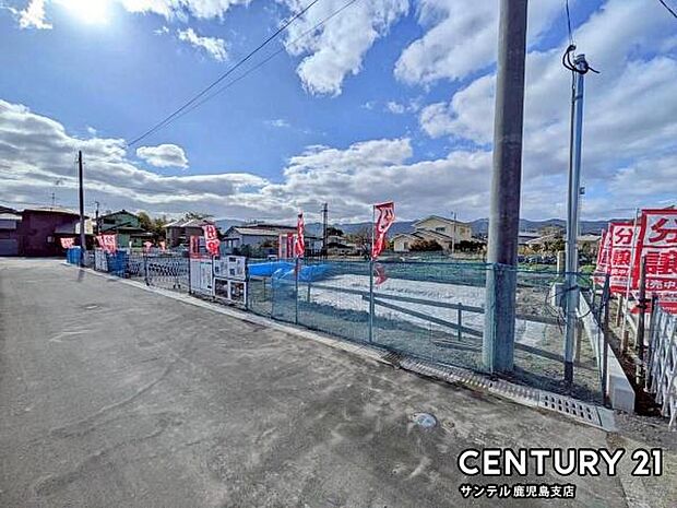 前面道路から撮影した現地写真です♪