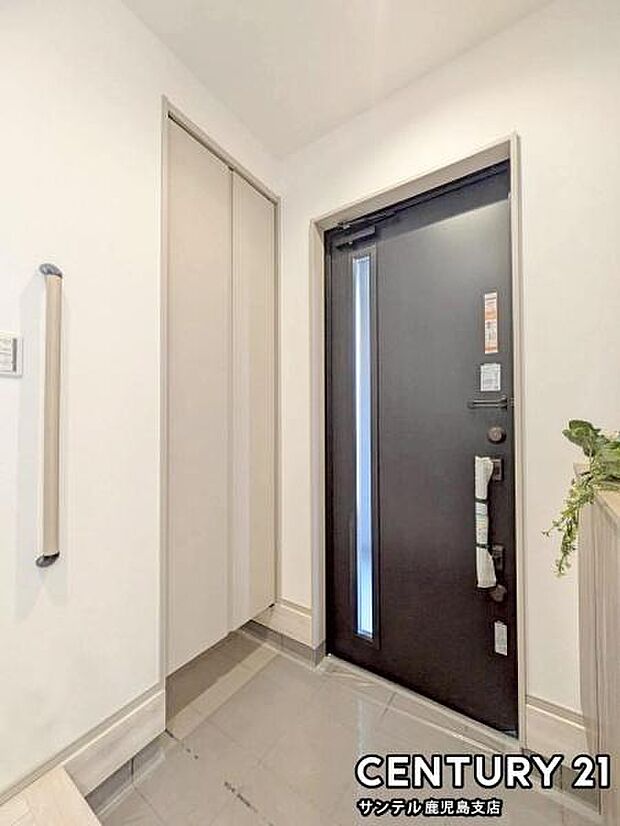 新居への出入り口になる明るい玄関には、たくさんの靴を収納できるシューズボックスが付いております♪いつも清潔感のあるすっきりとした玄関スペースを確保できますよ♪