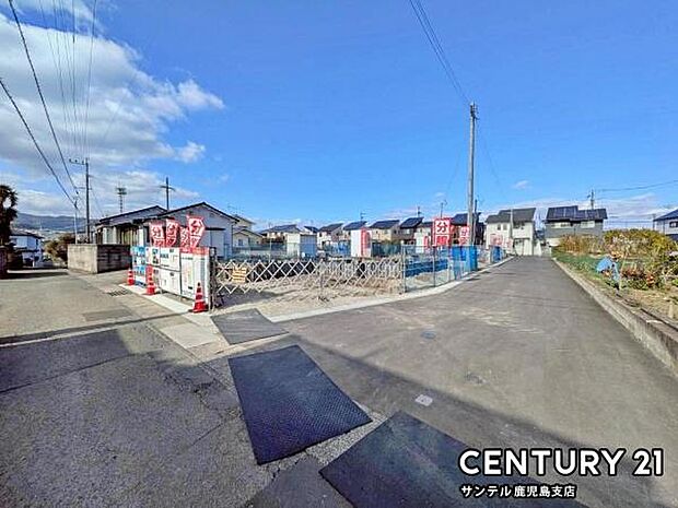 前面道路から撮影した現地写真です♪