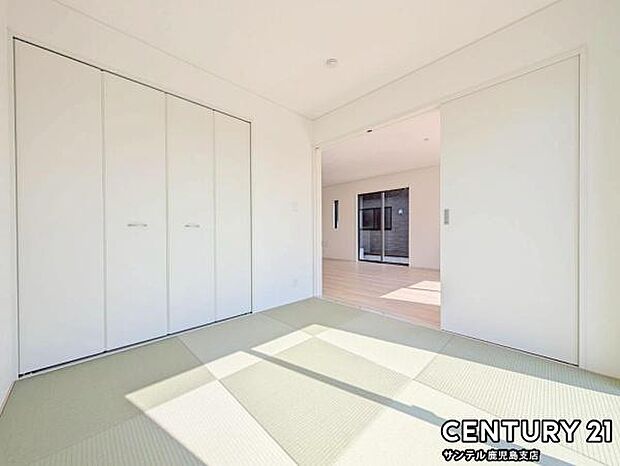 （同仕様写真）リビング横に畳スペースがあることで和と洋の雰囲気を味わえ素敵な空間を演出でき、お子様のキッズルームや客間としても利用できます♪畳は樹脂製なので、ジュース等をこぼしても、拭き取れます♪