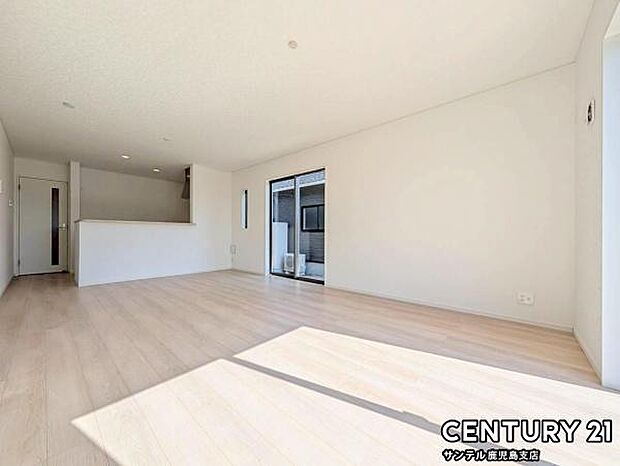 （同仕様モデル）カウンターキッチンからリビングにいるご家族やお子様の様子が見えるので、コミュニケーションがとりながら、ご家族の大切な時間を共有できるリビングスペースです♪