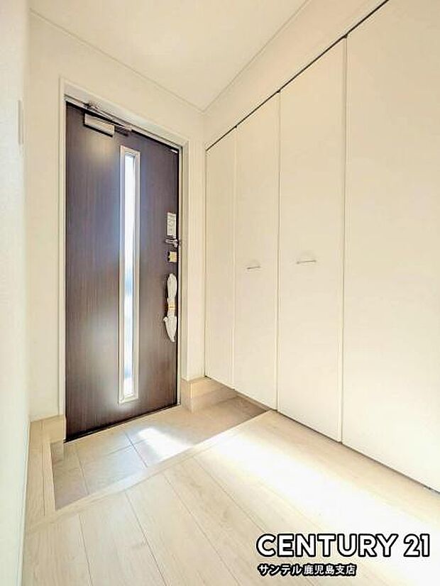 ご新居への出入り口になる明るい玄関には、靴を収納できるシューズボックスが付いております♪いつも清潔感のあるすっきりとした玄関スペースを確保できますよ♪