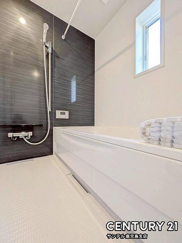 1日の疲れもゆっくり取ることのできる広々とした1坪タイプのシステムバス♪浴室乾燥、涼風、暖房、換気システムが付いておりますので、快適なバスタイムを過ごせます♪