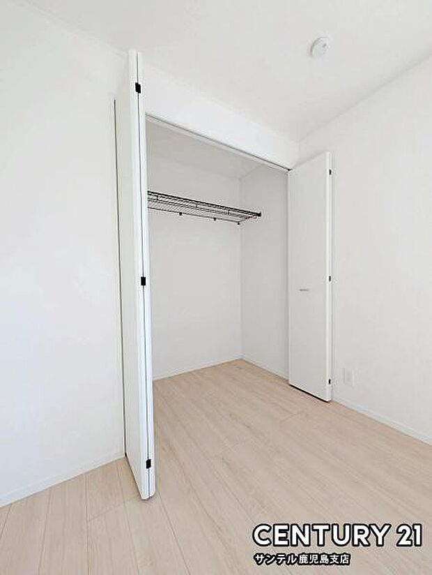 6.1帖洋室のクローゼットです♪丈の長いコートやお子様の制服、スーツなど収納でき、お洋服選びが楽しくなりますね♪