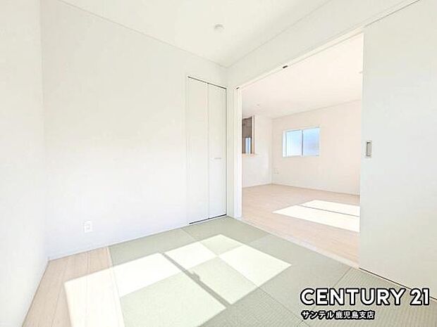 3.7帖の和室です♪リビング横に和室があることで和と洋の雰囲気を味わえ素敵な空間を演出でき、お子様の遊び部屋や客間としても利用できます♪