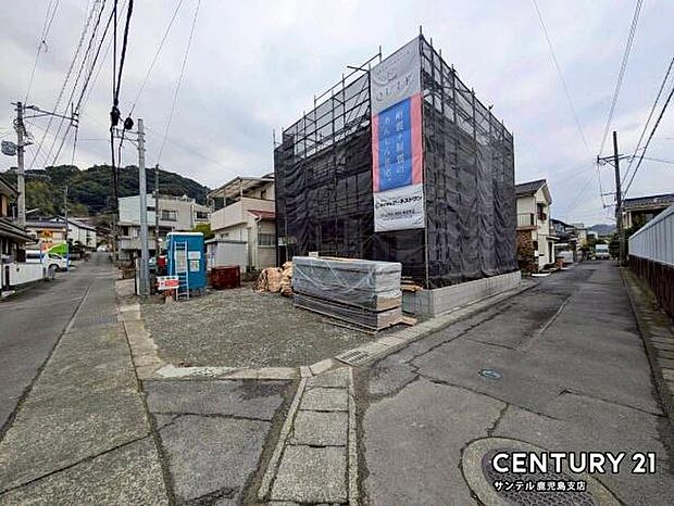 前面道路から撮影した現地写真です♪