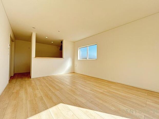 （同仕様モデル）カウンターキッチンからリビングにいるご家族やお子様の様子が見えるので、コミュニケーションがとりながら、ご家族の大切な時間を共有できるリビングスペースです♪