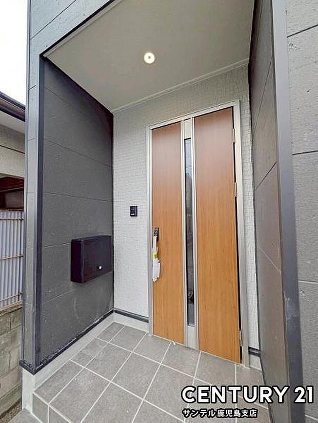 セキュリティ面でも安心なダブルロックドアの玄関です♪屋根があるので、ちょっとした雨の日でも焦ることなく鍵や傘の開け閉めができます♪