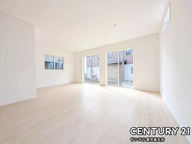 18.5帖のリビングです♪明るく、落ち着きのあるリビング♪ダイニングスペースも含めてゆとりのあるスペースで、ご家族でお食事や団らんしたり、ゆったりとしたご家族の時間を過ごせます♪