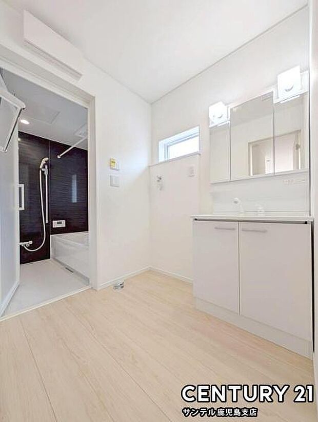 窓の付いた清潔感のあるシンプルな洗面脱衣所♪洗面台は、三面鏡の裏も収納スペースが付いており、シャワーヘッド付き!