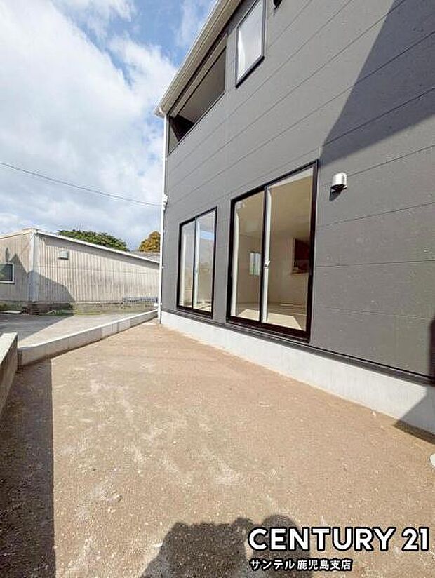 お休みの日は、お庭でガーデニングやDIYなどの趣味に没頭したり、ご家族でバーベキューをしたりと、自由に使える素敵なスペースです♪