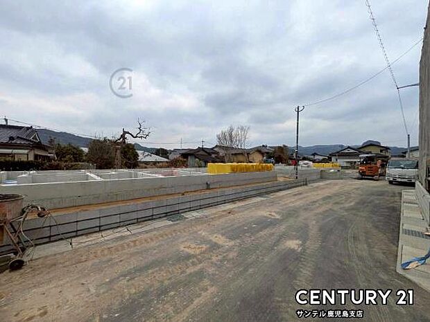 前面道路から撮影した現地写真です♪