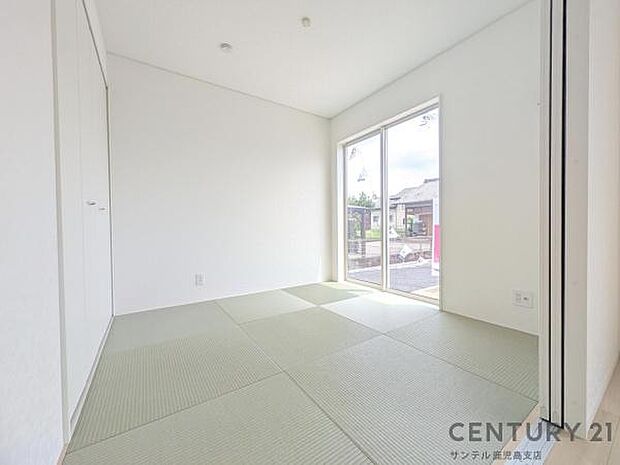 （同仕様モデル）リビング横に和室があることで和と洋の雰囲気を味わえ素敵な空間を演出でき、お子様の遊び部屋や客間としても利用できます♪