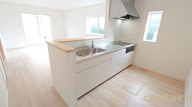 (同仕様モデル写真)シンプルで使いやすい設計のキッチン♪そしてカウンターキッチンなので、リビングいるご家族と会話を楽しみながらお料理ができます♪オプションで食洗器を付けることができます♪