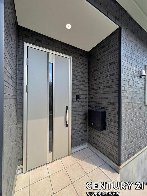 セキュリティ面でも安心なダブルロックドアの玄関です♪屋根があるので、ちょっとした雨の日でも焦ることなく鍵や傘の開け閉めができます♪