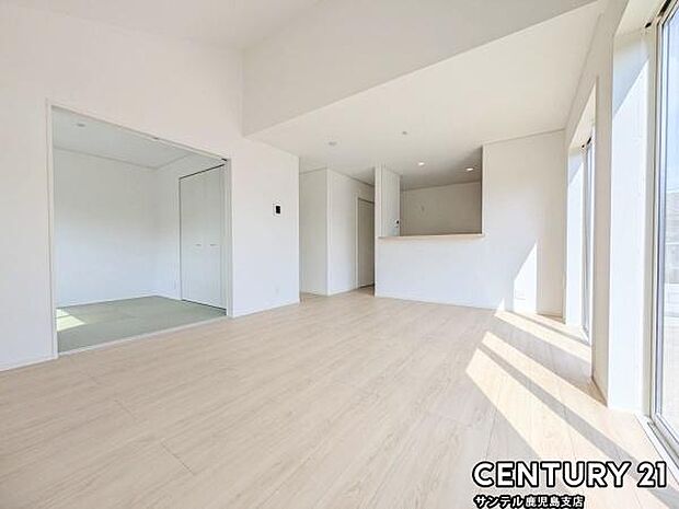 16.5帖のLDKです♪カウンターキッチンからリビングにいるご家族やお子様の様子が見えるので、コミュニケーションがとりながら、ご家族の大切な時間を共有できるリビングスペースです♪