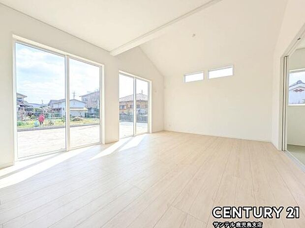 16.5帖のリビングです♪明るく、落ち着きのあるリビング♪ダイニングスペースも含めてゆとりのあるスペースで、ご家族でお食事や団らんしたり、ゆったりとしたご家族の時間を過ごせます♪