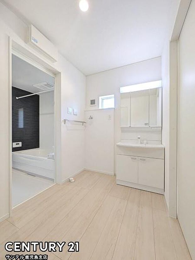 窓の付いた清潔感のあるシンプルな洗面脱衣所♪洗面台は、三面鏡の裏も収納スペースが付いており、シャワーヘッド付き!