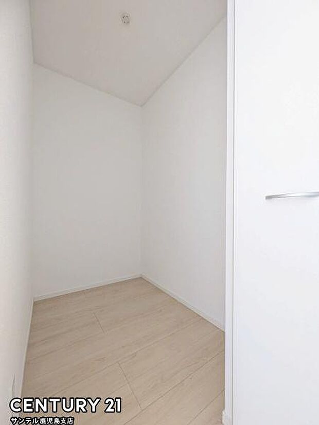 6帖洋室のウォークインクローゼット♪収納力があり、衣類はもちろん、寝具や季節家電もまとめて保管でき、室内を広く快適に使えます♪