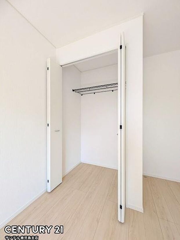 5.5帖洋室のクローゼットです♪丈の長いコートやお子様の制服、スーツなど収納でき、お洋服選びが楽しくなりますね♪