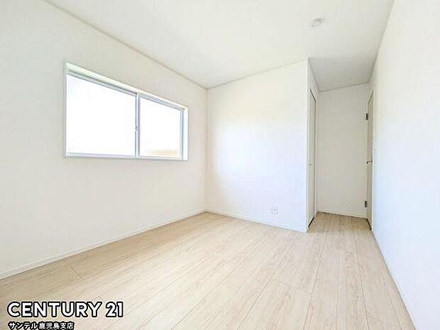 6帖の洋室です♪しっかり日が差し込みますので気持ちの良い目覚めができる素敵な洋室になります♪ウォークインクローゼットも付いております♪