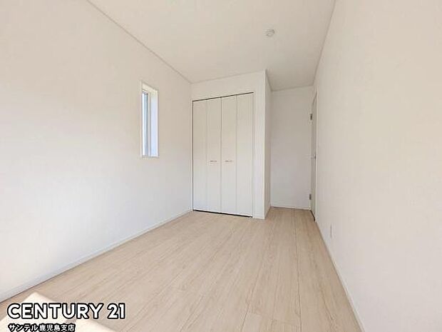 5.5帖の洋室です♪しっかり日が差し込みますので気持ちの良い目覚めができる素敵な洋室になります♪子供部屋にも十分使える仕様の洋室になっております♪