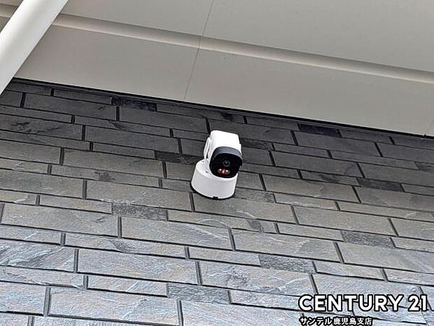 スマホアプリでいつでもどこでも確認できる防犯カメラ♪夜間は赤外線LEDで撮影、マイク付きで通話や録画でき、セキュリティー面も安心です♪