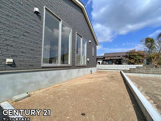 お休みの日は、お庭でガーデニングなど、自由に使える素敵なスペースです♪