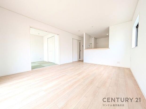 （同仕様モデル）カウンターキッチンからリビングにいるご家族やお子様の様子が見えるので、コミュニケーションがとりながら、ご家族の大切な時間を共有できるリビングスペースです♪