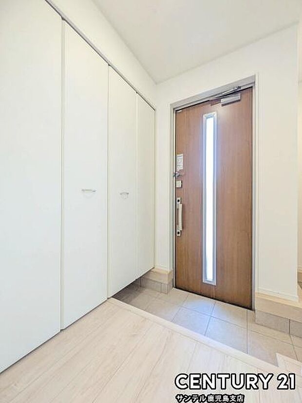 ご新居への出入り口になる明るい玄関には、靴を収納できるシューズボックスが付いております♪いつも清潔感のあるすっきりとした玄関スペースを確保できますよ♪