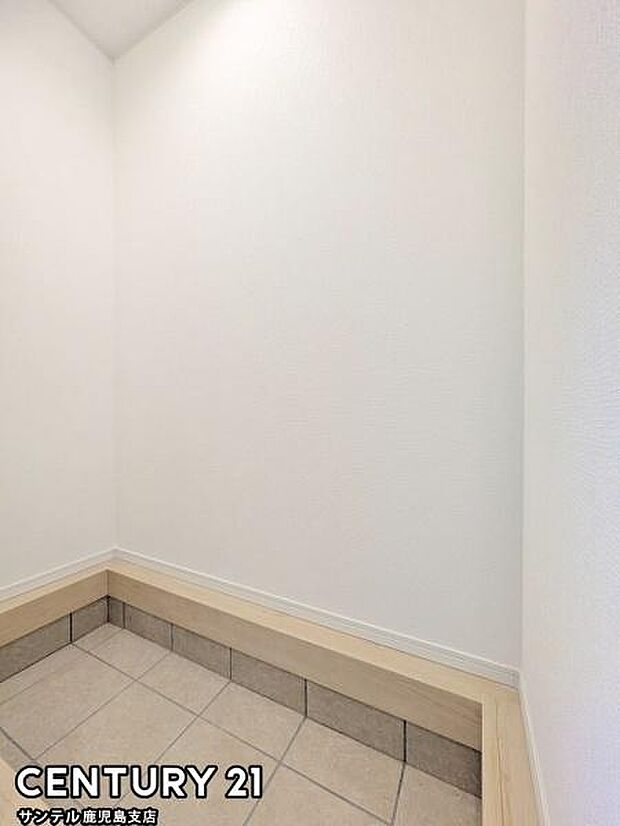 玄関横にはちょっとしたスペースがありゴルフバッグなども置けます♪