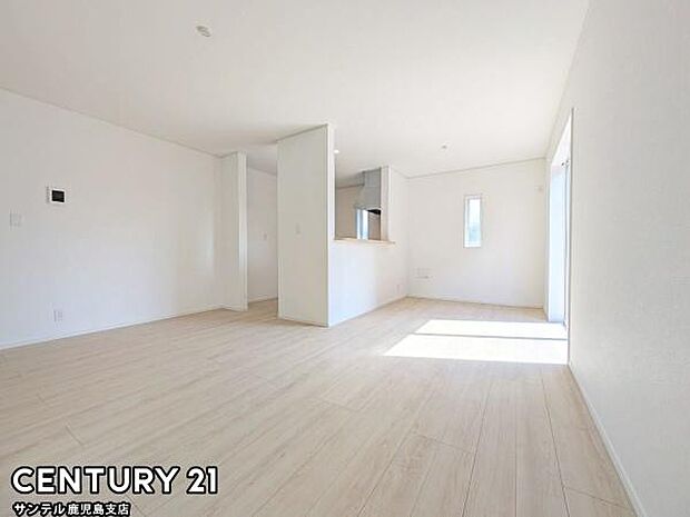 16.2帖のリビングです♪明るく、落ち着きのあるリビング♪ダイニングスペースも含めてゆとりのあるスペースで、ご家族でお食事や団らんしたり、ゆったりとしたご家族の時間を過ごせます♪