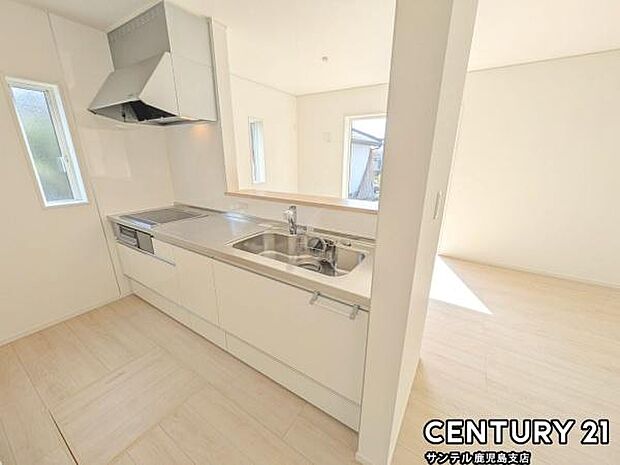 シンプルで使いやすい設計のキッチン♪そしてカウンターキッチンなので、リビングいるご家族と会話を楽しみながらお料理ができます♪オプションで食洗器を付けることができます♪