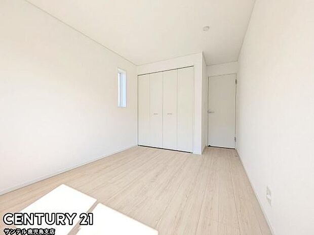 6.5帖の洋室です♪しっかり日が差し込みますので気持ちの良い目覚めができる素敵な洋室になります♪子供部屋にも十分使える仕様の洋室になっております♪