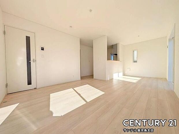 （同仕様モデル）カウンターキッチンからリビングにいるご家族やお子様の様子が見えるので、コミュニケーションがとりながら、ご家族の大切な時間を共有できるリビングスペースです♪