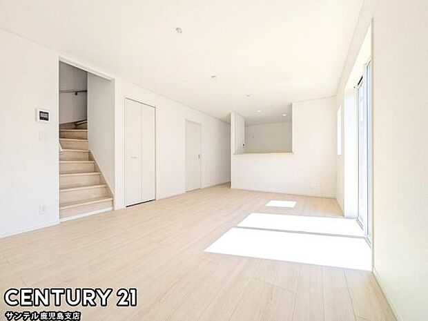 17帖のLDKです♪カウンターキッチンからリビングにいるご家族やお子様の様子が見えるので、コミュニケーションがとりながら、ご家族の大切な時間を共有できるリビングスペースです♪