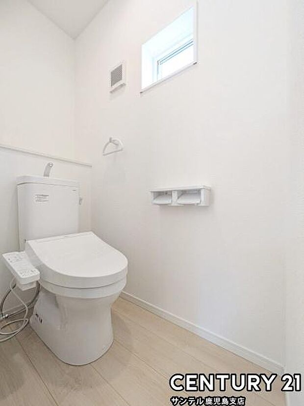 1階のウォシュレットが付いた落ち着いた空間のお手洗いになります♪