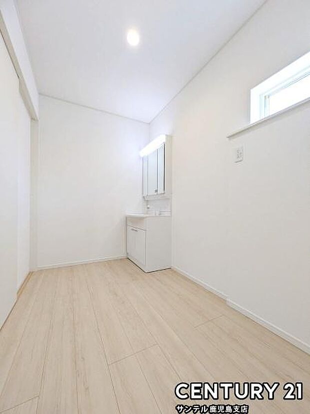 窓の付いた清潔感のあるシンプルな洗面脱衣所♪洗面台は、三面鏡の裏も収納スペースが付いており、シャワーヘッド付き!