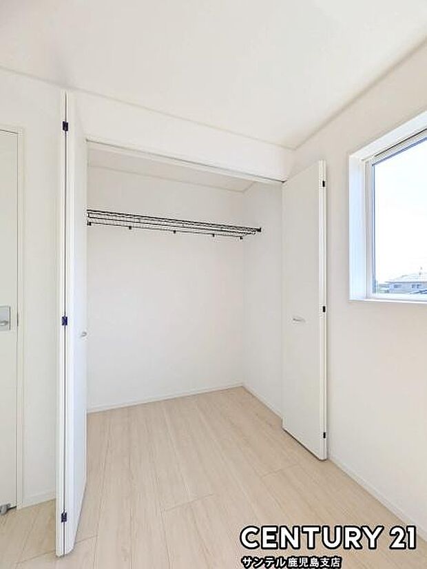 5.2帖洋室のクローゼットです♪丈の長いコートやお子様の制服、スーツなど収納でき、お洋服選びが楽しくなりますね♪