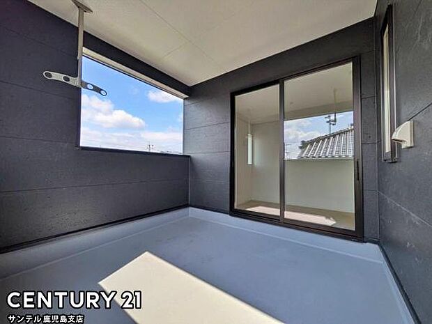 ぽかぽかした天気の良い日はバルコニーで洗濯物を外で干すことが出来ます♪