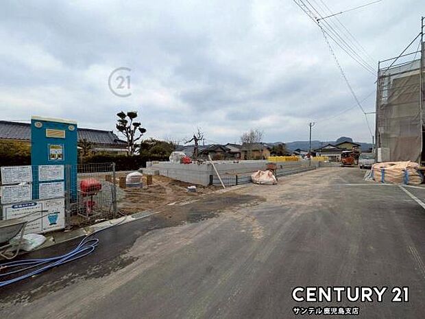 前面道路から撮影した現地写真です♪