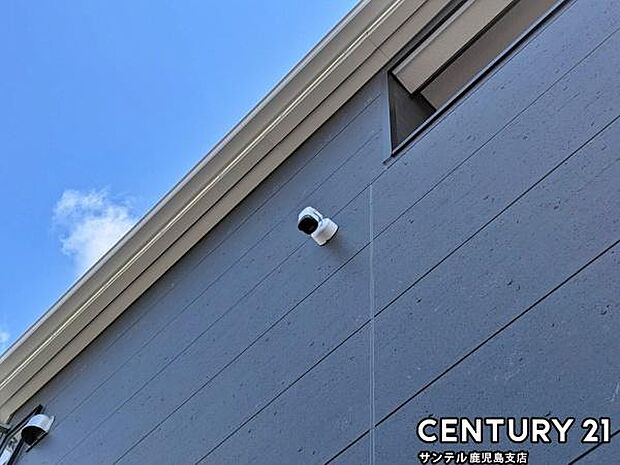 スマホアプリでいつでもどこでも確認できる防犯カメラ♪夜間は赤外線LEDで撮影、マイク付きで通話や録画でき、セキュリティー面も安心です♪