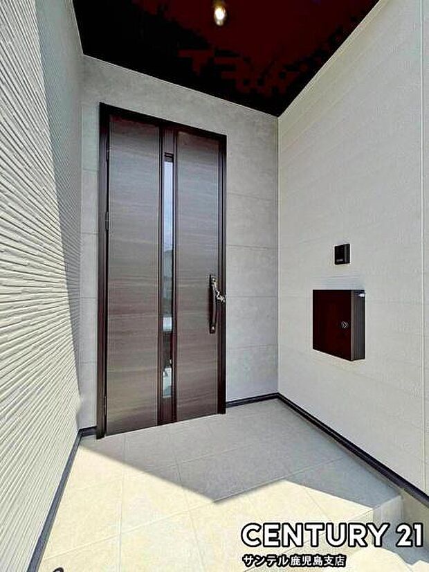 セキュリティ面でも安心なダブルロックドアの玄関です♪屋根があるので、ちょっとした雨の日でも焦ることなく鍵や傘の開け閉めができます♪