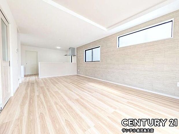 20.8帖のLDKです♪カウンターキッチンからリビングにいるご家族やお子様の様子が見えるので、コミュニケーションがとりながら、ご家族の大切な時間を共有できるリビングスペースです♪