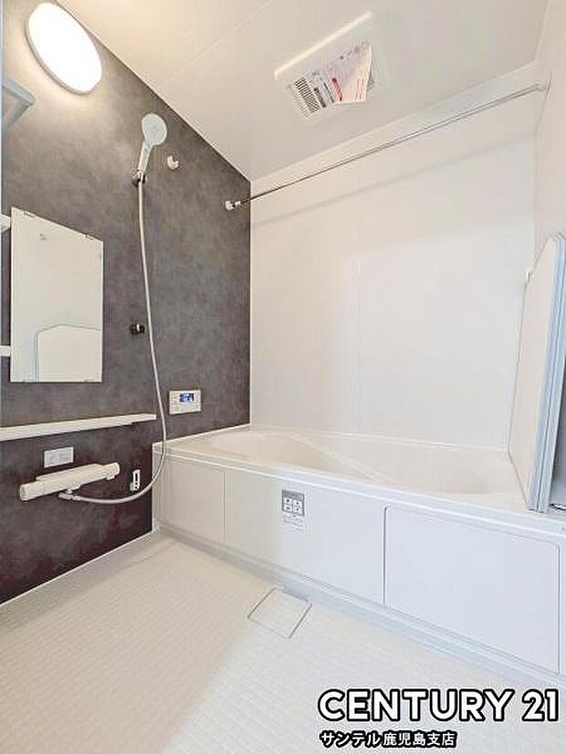 1日の疲れもゆっくり取ることのできる広々とした1坪タイプのシステムバス♪浴室乾燥、涼風、暖房、換気システムが付いておりますので、快適なバスタイムを過ごせます♪