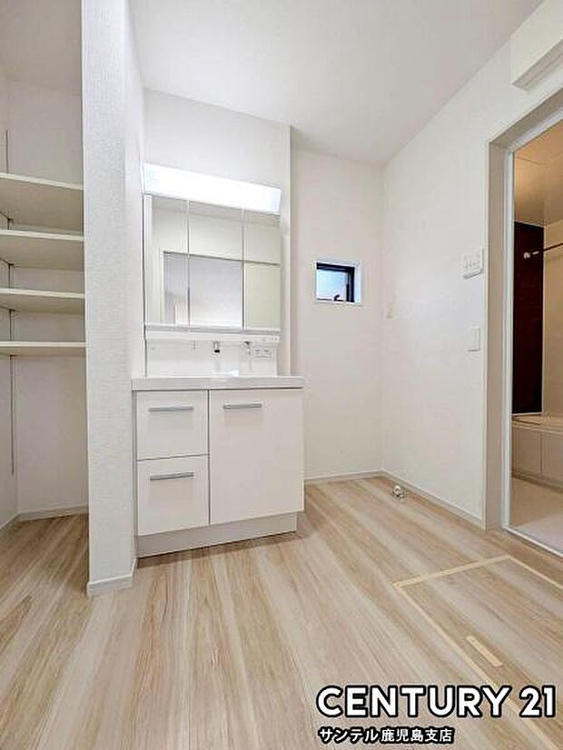 窓の付いた清潔感のあるシンプルな洗面脱衣所♪洗面台は、三面鏡の裏も収納スペースが付いており、シャワーヘッド付き!