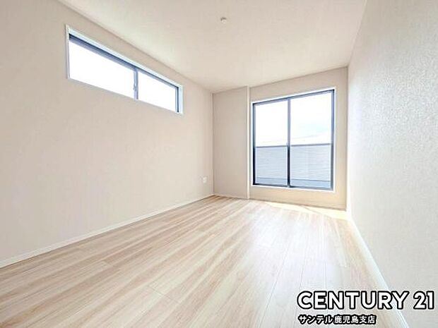 8.6帖の洋室です♪バルコニーとつながる洋室となっており、しっかり日が差し込みますので気持ちの良い目覚めができる素敵なお部屋です♪