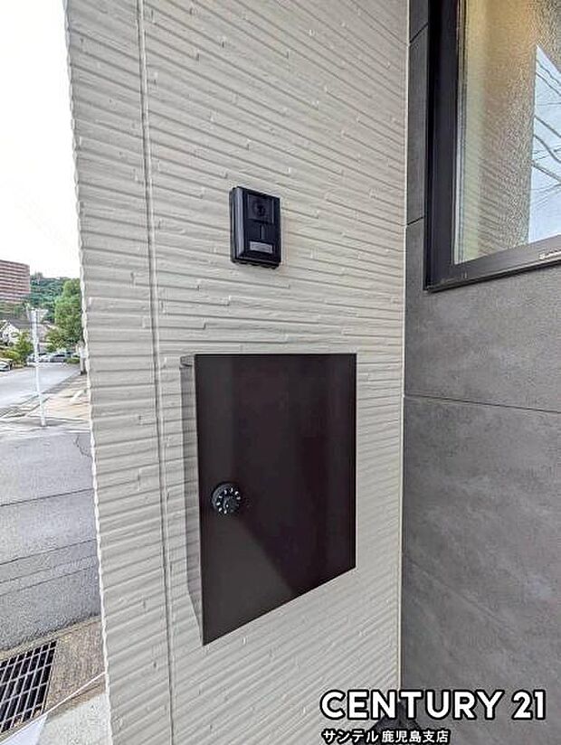 （同仕様モデル写真）ダイヤルロック付きのポストで安心♪雨でも濡れにくい仕様になっておりますよ♪