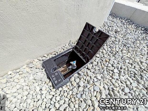 洗車やお掃除に利用できる屋外埋込水栓です♪特にお車は、降灰した後にすぐに洗い流せます!