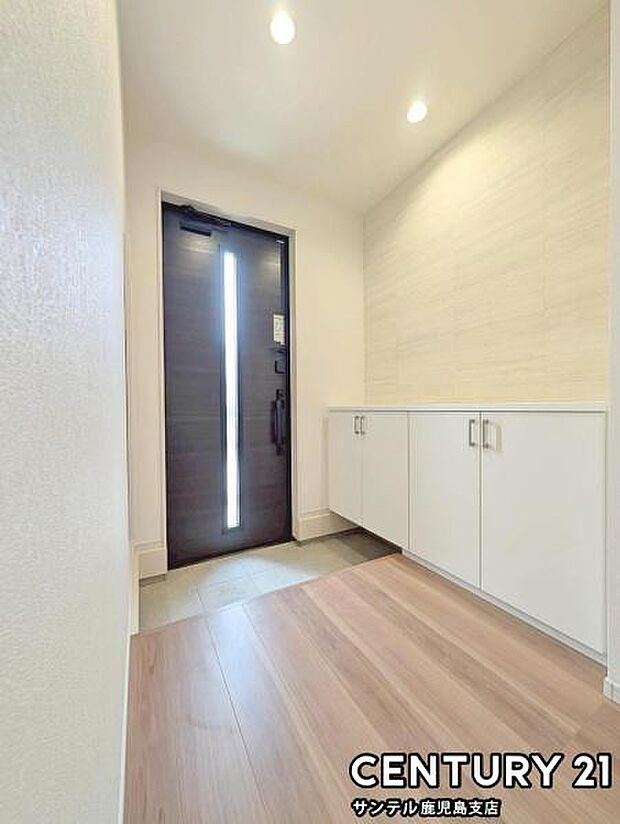 玄関には、たくさんの靴を収納できるシューズボックスが付いております♪いつも清潔感のあるすっきりとした玄関スペースを確保できますよ♪